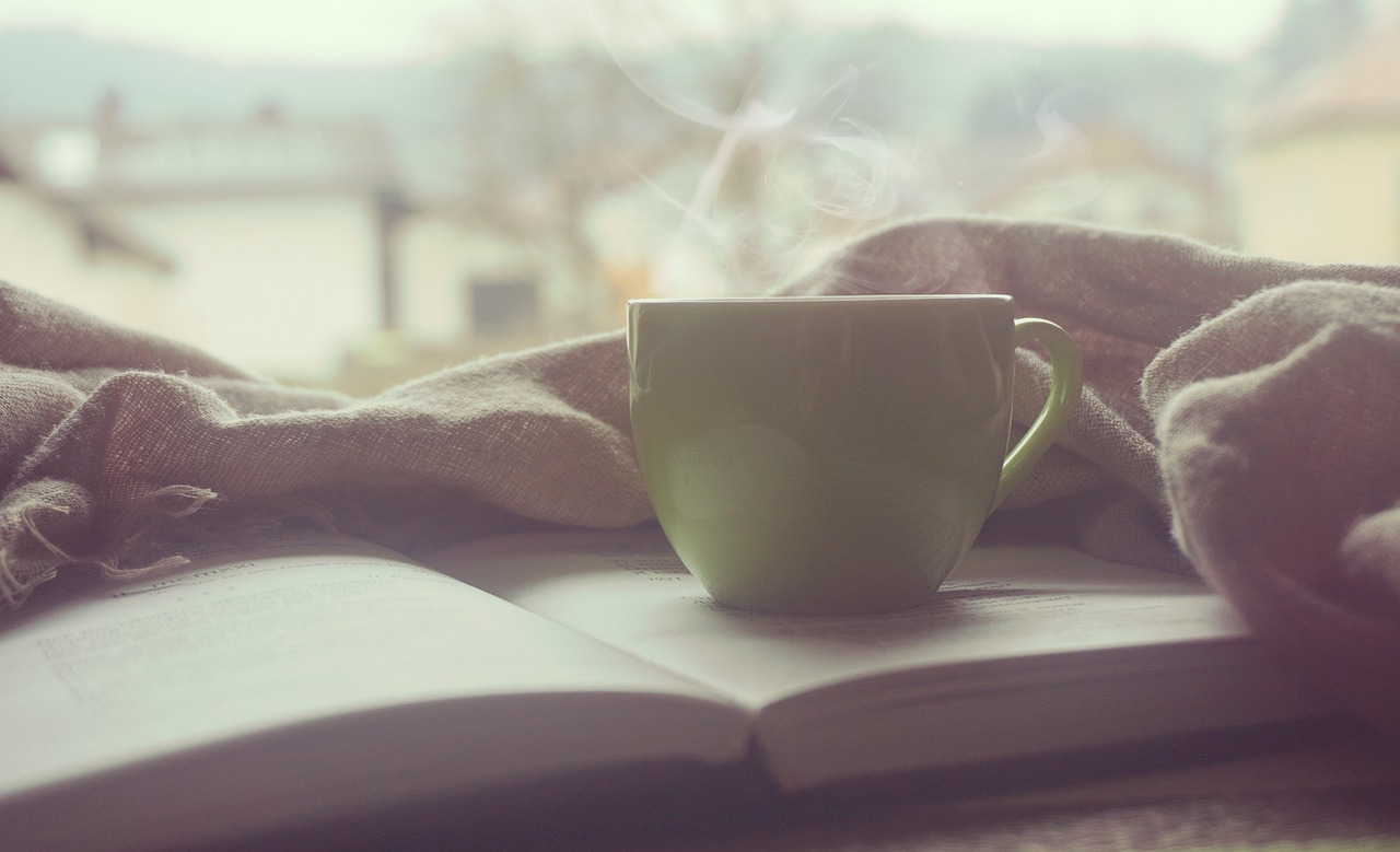 Gezellig hoekje met boeken voor zondagochtend lezen. Gezellig hoekje met boeken voor zondagochtend lezen.