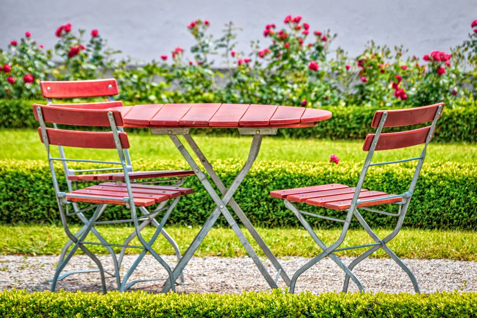 Ruimtebesparende uitklapbare tafel in tuin.