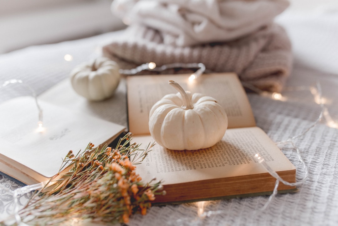Kaarsen en lantaarntjes in warme herfsttinten. Kaarsen en lantaarntjes in warme herfsttinten.