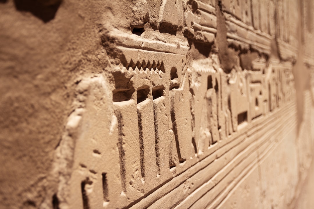 Heldere blauw-witte Egyptische keramiek aan muur