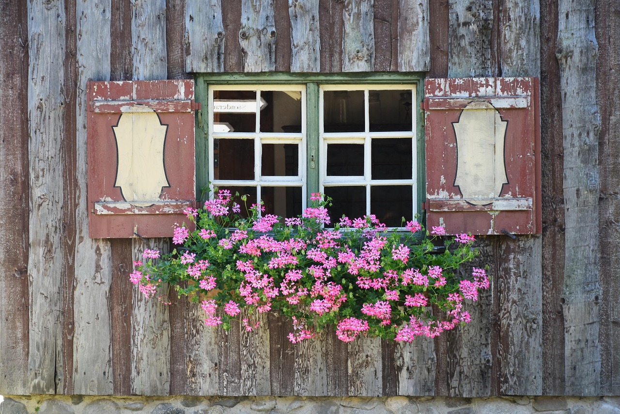 Levendige herfstinterieur decoraties met bloemmotieven.