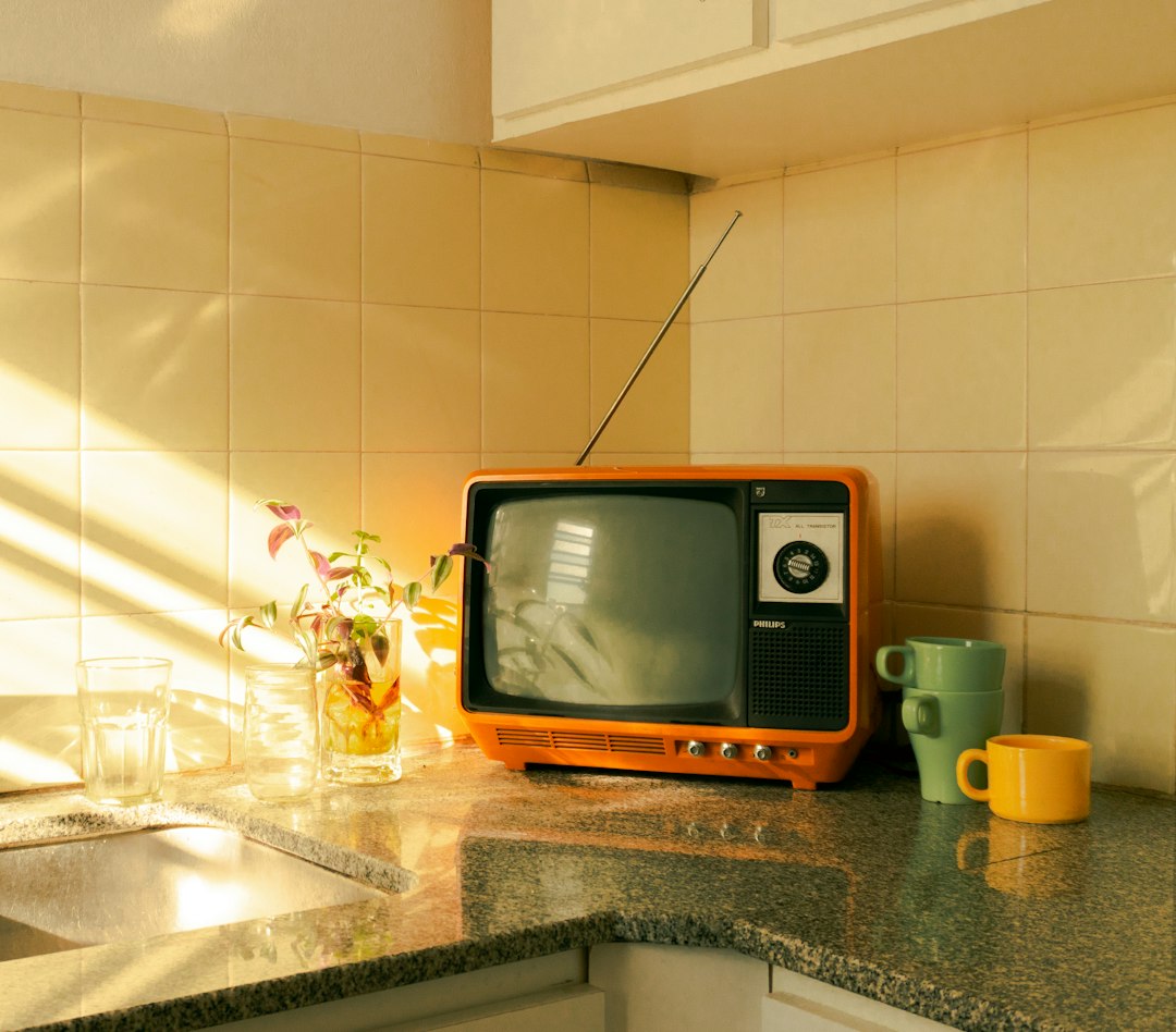 Retro-futuristische keuken met vintage apparaten