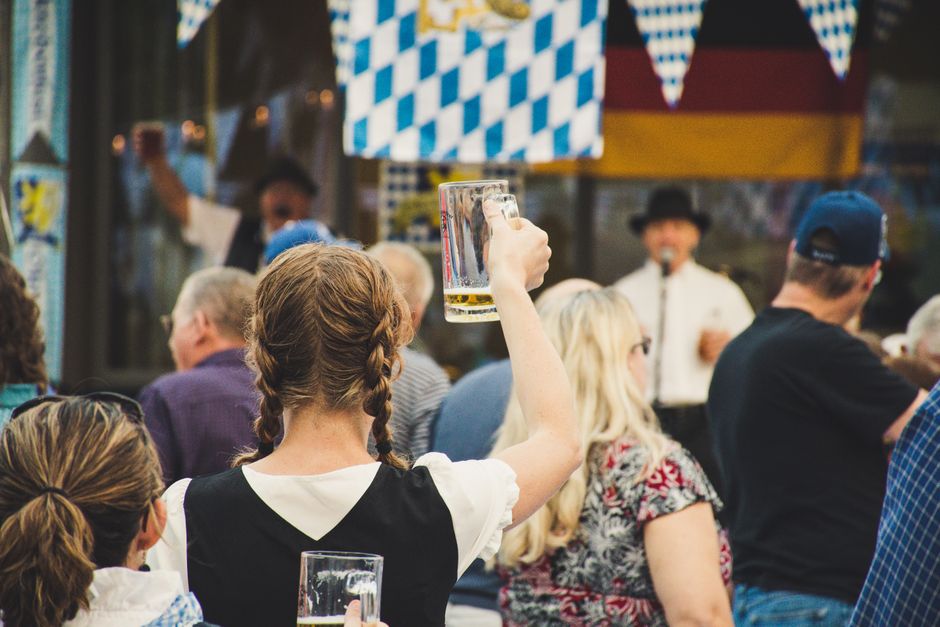 Modern keukeninterieur met Oktoberfest kleurenpalet. Modern keukeninterieur met Oktoberfest kleurenpalet.