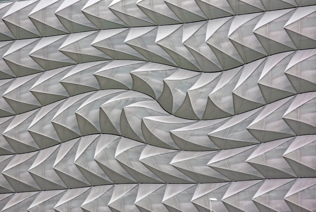 Stijlvolle origami wandpanelen in moderne woonkamer.