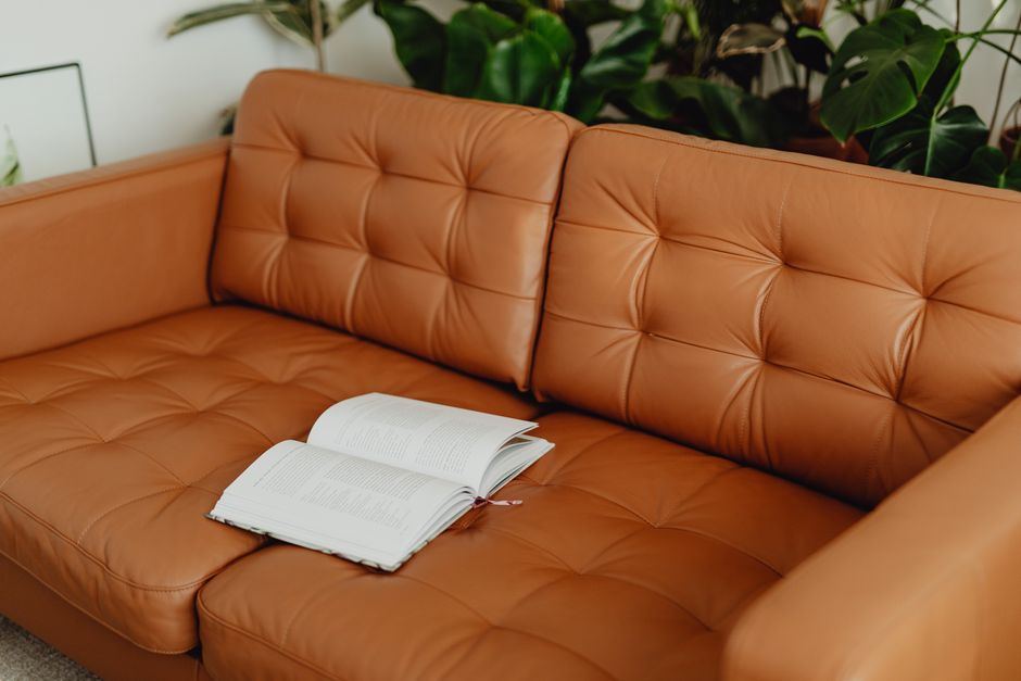 Moderne eetkamer met vegan lederen stoelen. Moderne eetkamer met vegan lederen stoelen.