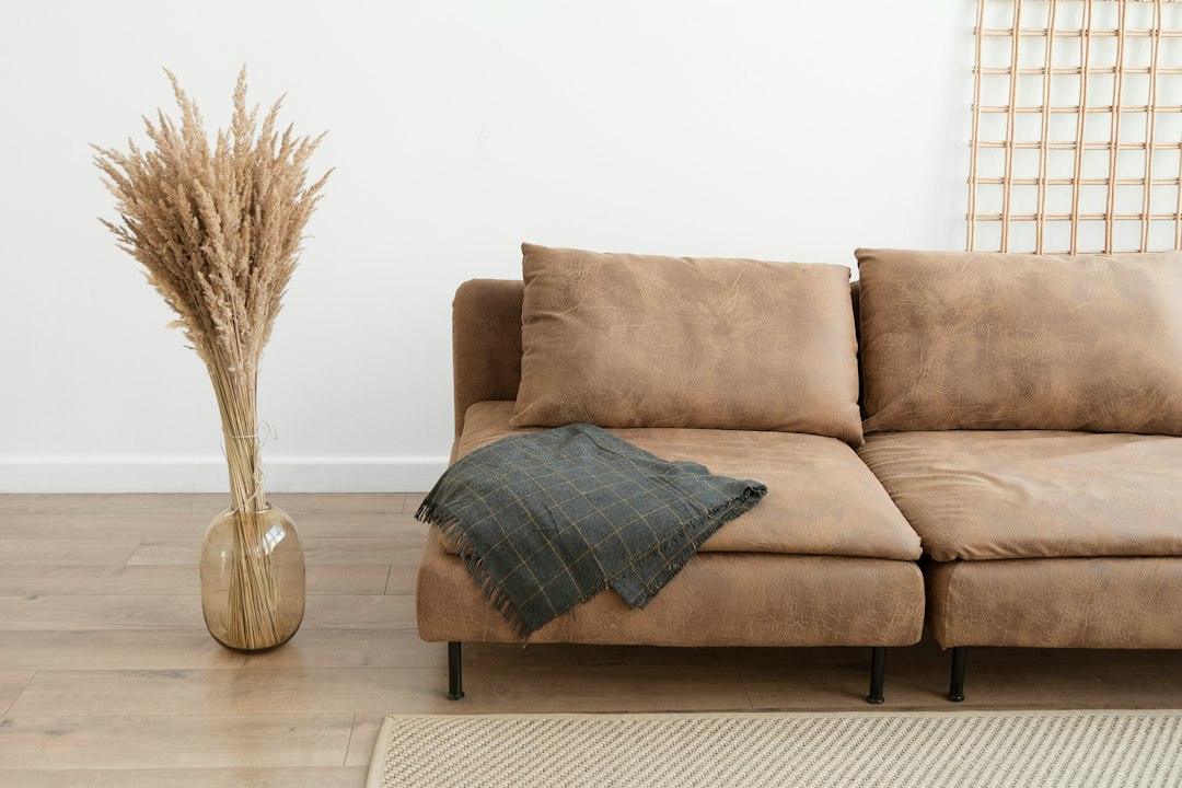 Veganistische leren bank in stijlvolle woonkamer. Veganistische leren bank in stijlvolle woonkamer.