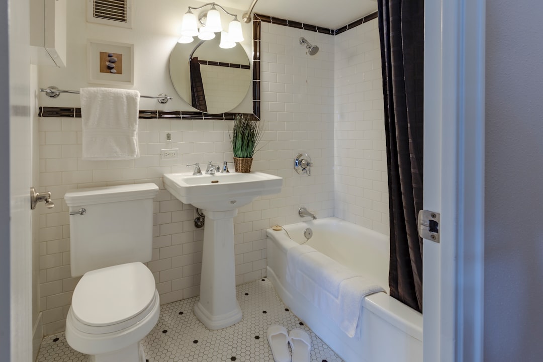 Sfeerverlichting creëert diepte in smalle badkamer.